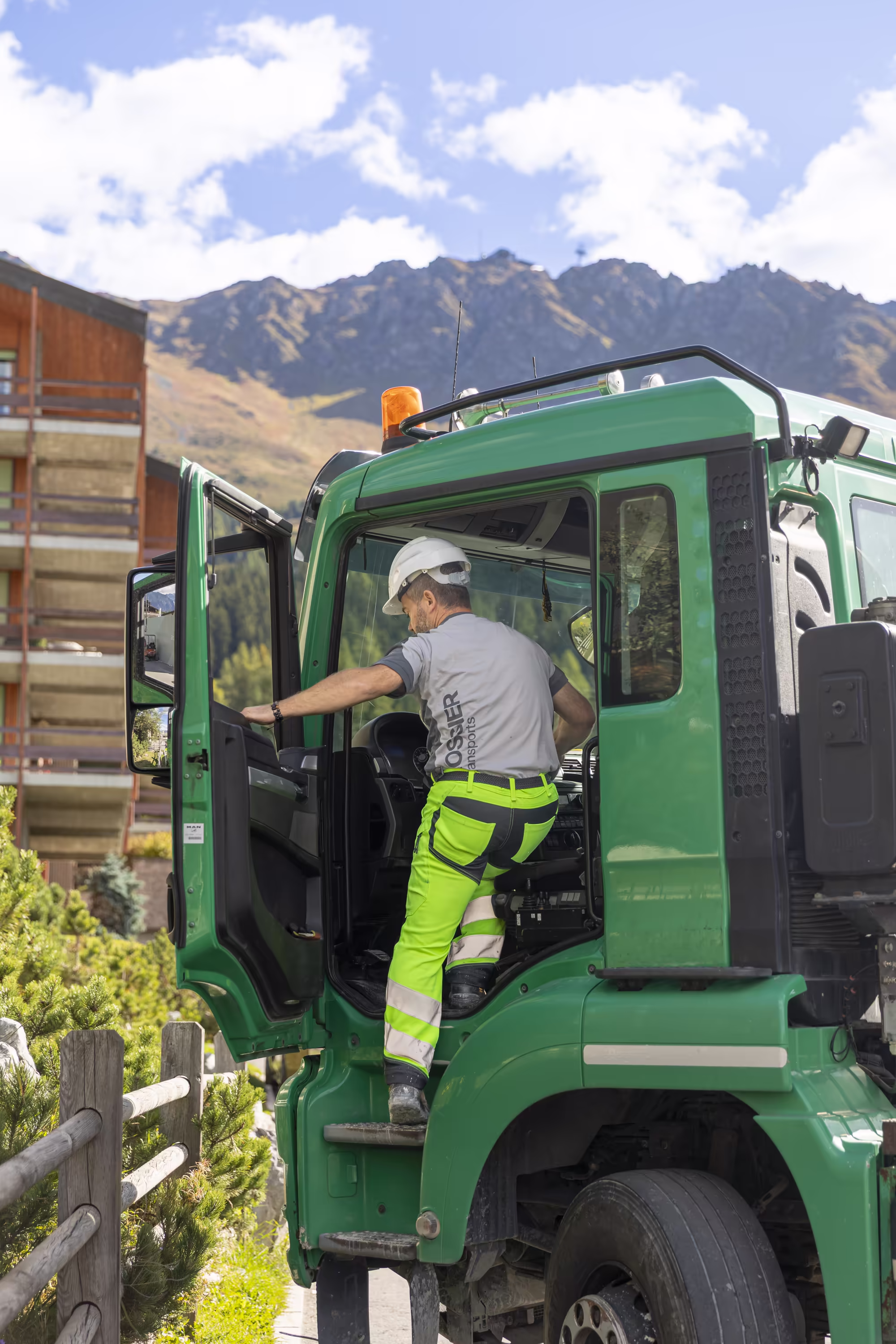 Un employé s'assied dans un camion