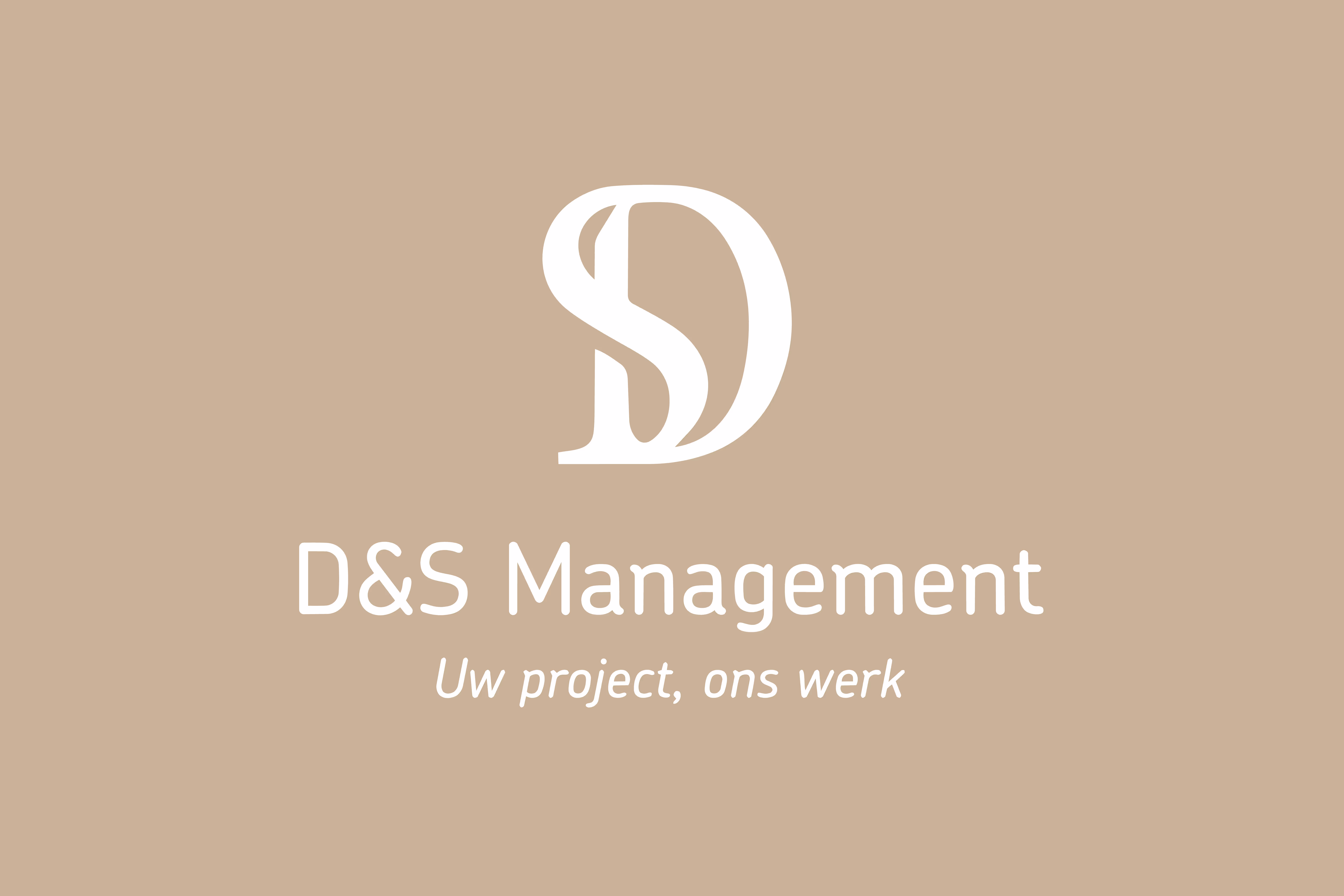 Logo design op een licht bruine achtergrond voor D&S management