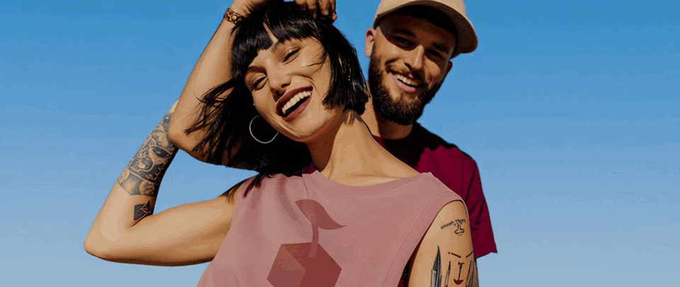 Animation lifestyle : couple portant le t-shirt et la casquette Cherry PXL Studio