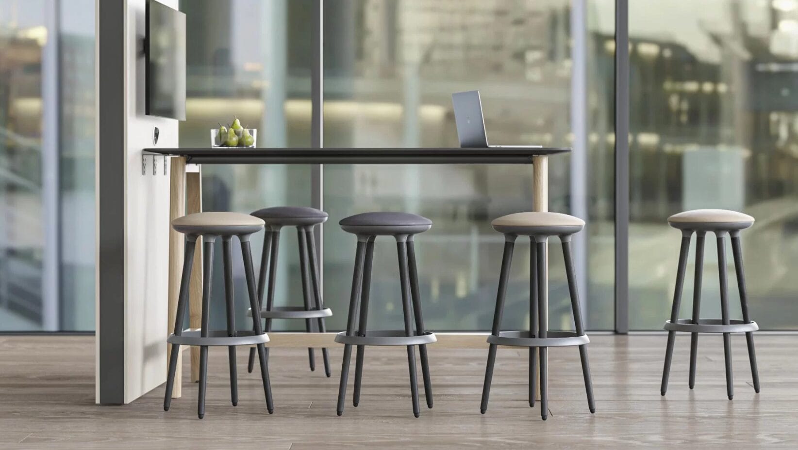 Design krukken aan hoge meetingtafel