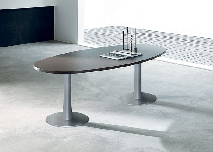 Ovale meeting tafel in lichte kamer