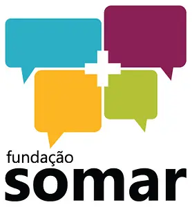 Logotipo com quatro balões de fala em azul, bordô, amarelo e verde formando uma cruz acima do texto 'fundação somar'.