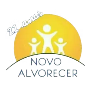 Logotipo com três figuras humanas estilizadas em frente a um sol amarelo, com o texto 'Novo Alvorecer' abaixo e 'IEPB' acima.
