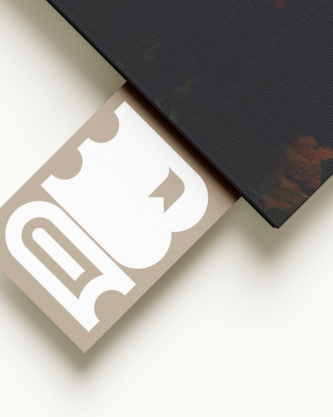 Logo dla biblioteki użyte jako zakładka do książki