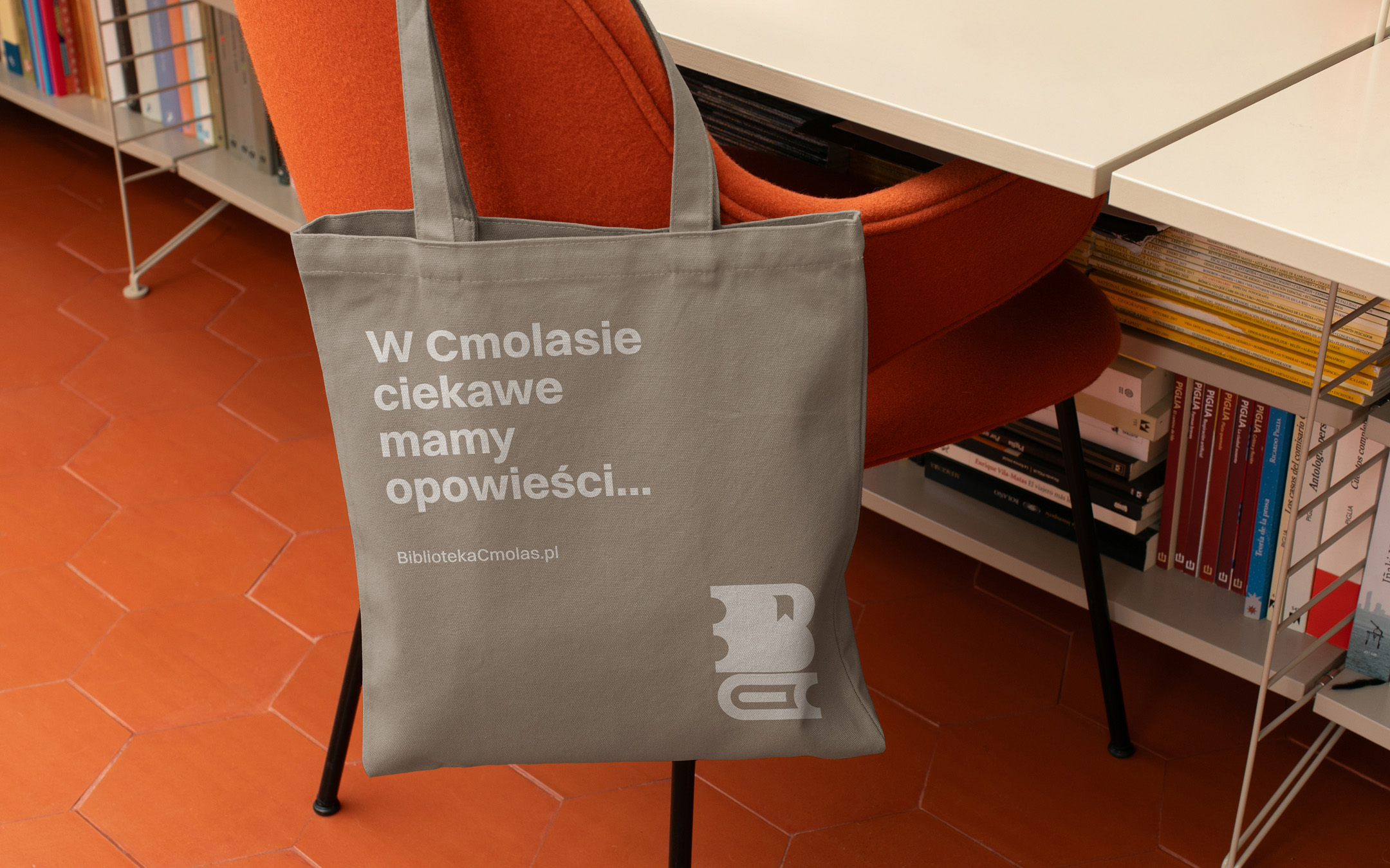 Przykład użycia logo jako forma reklamowa na torbie bawełnianej z dodatkowych hasłem reklamowym