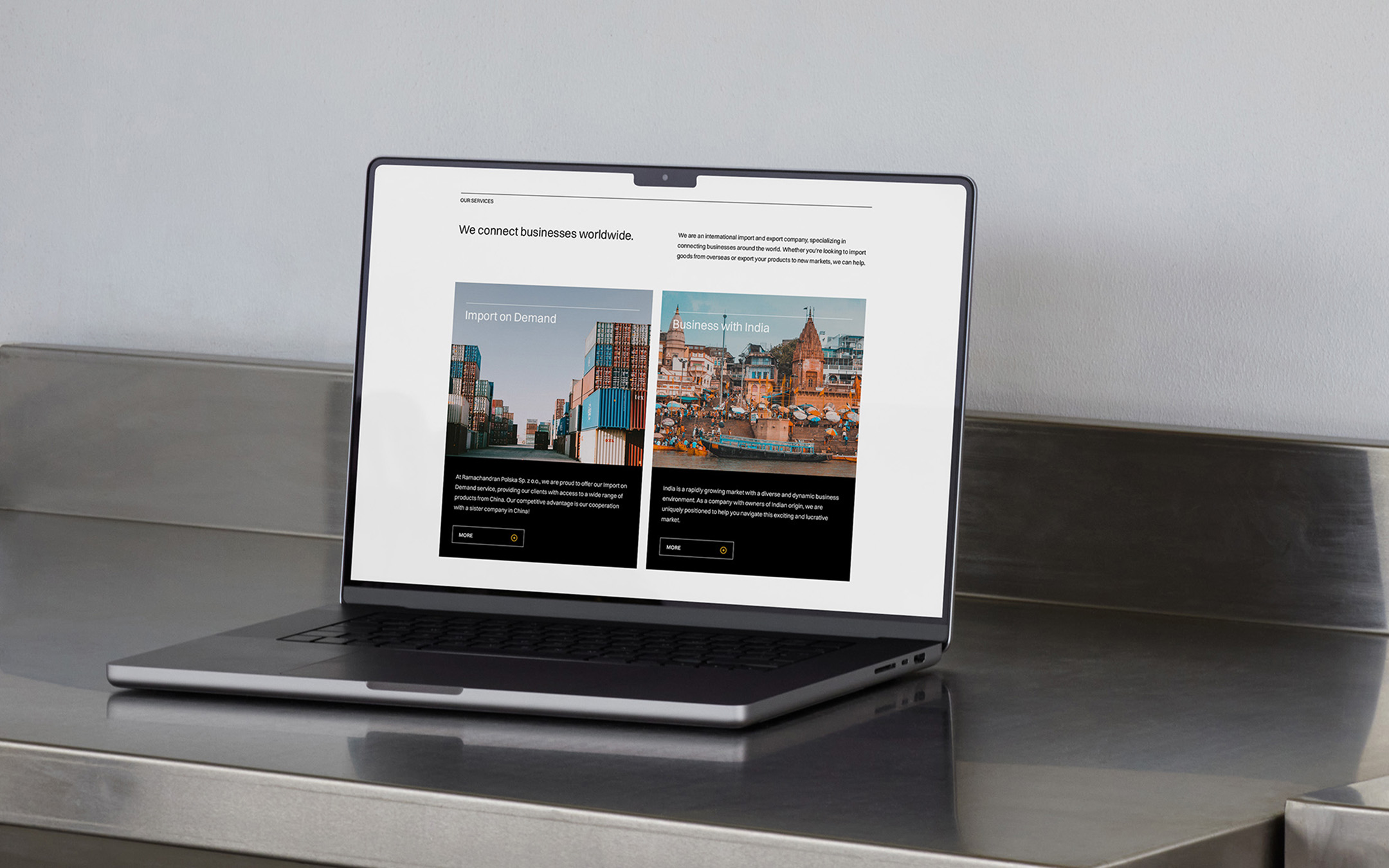 Widok strony głównej strony www na laptopie