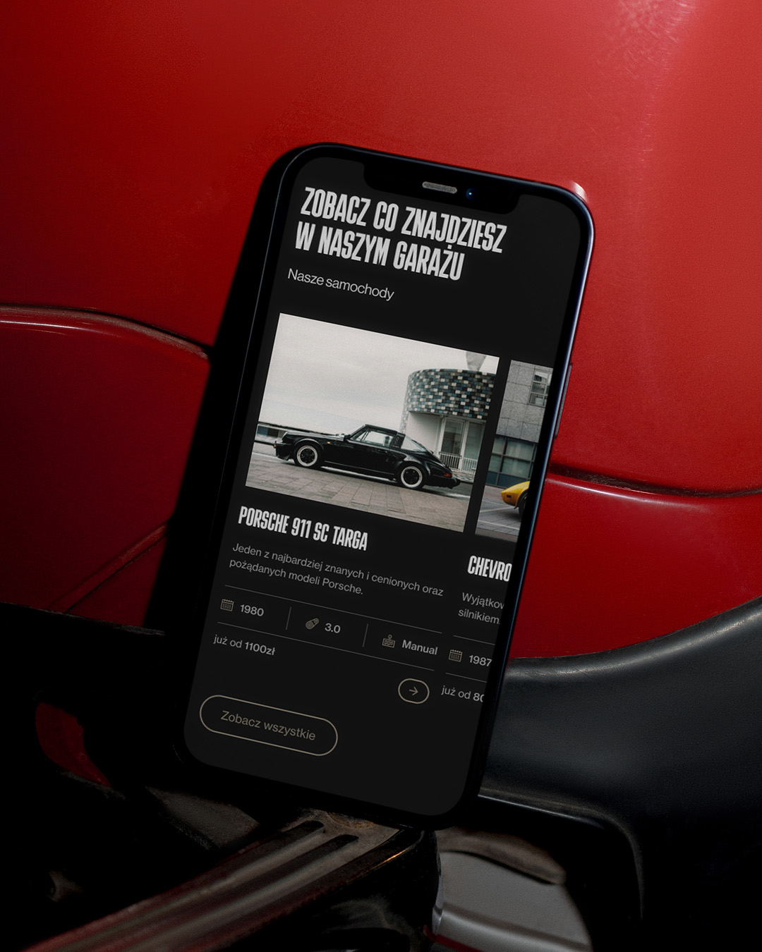 Prezentacja wersji mobilnej strony internetowej na telefonie 