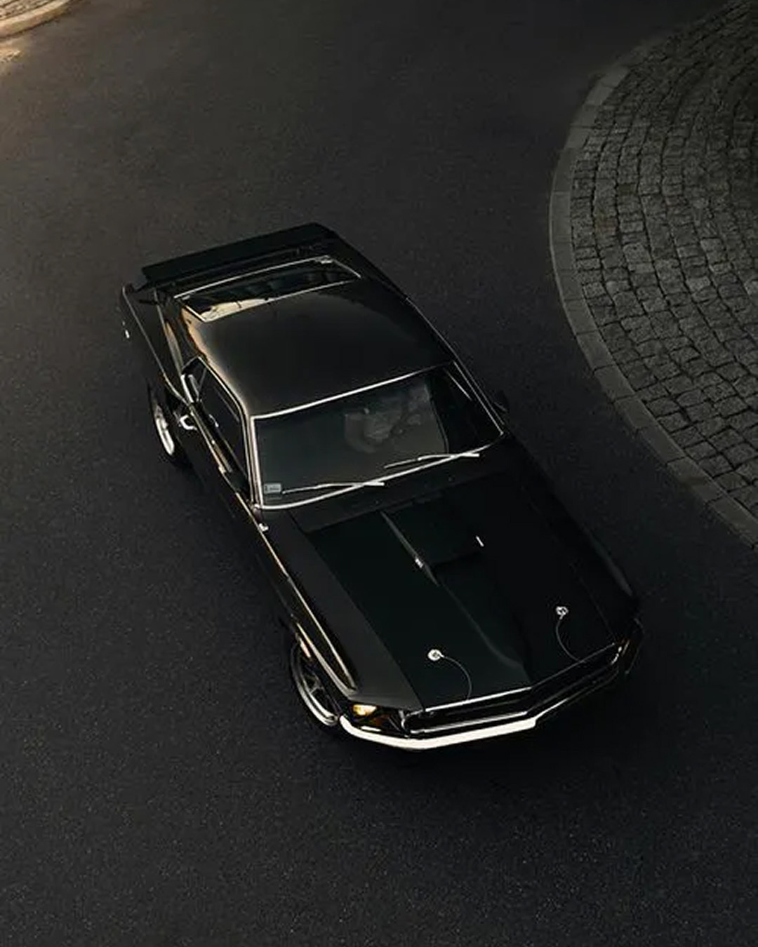 Czarny Ford Mustang - grafika użyta na podstronie "Kontakt"