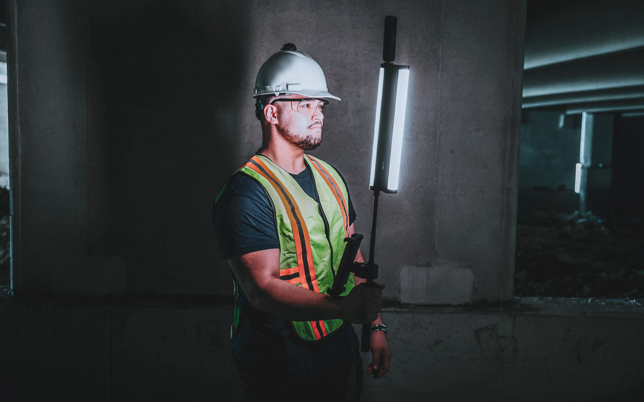 builder with a 360 camera and a light