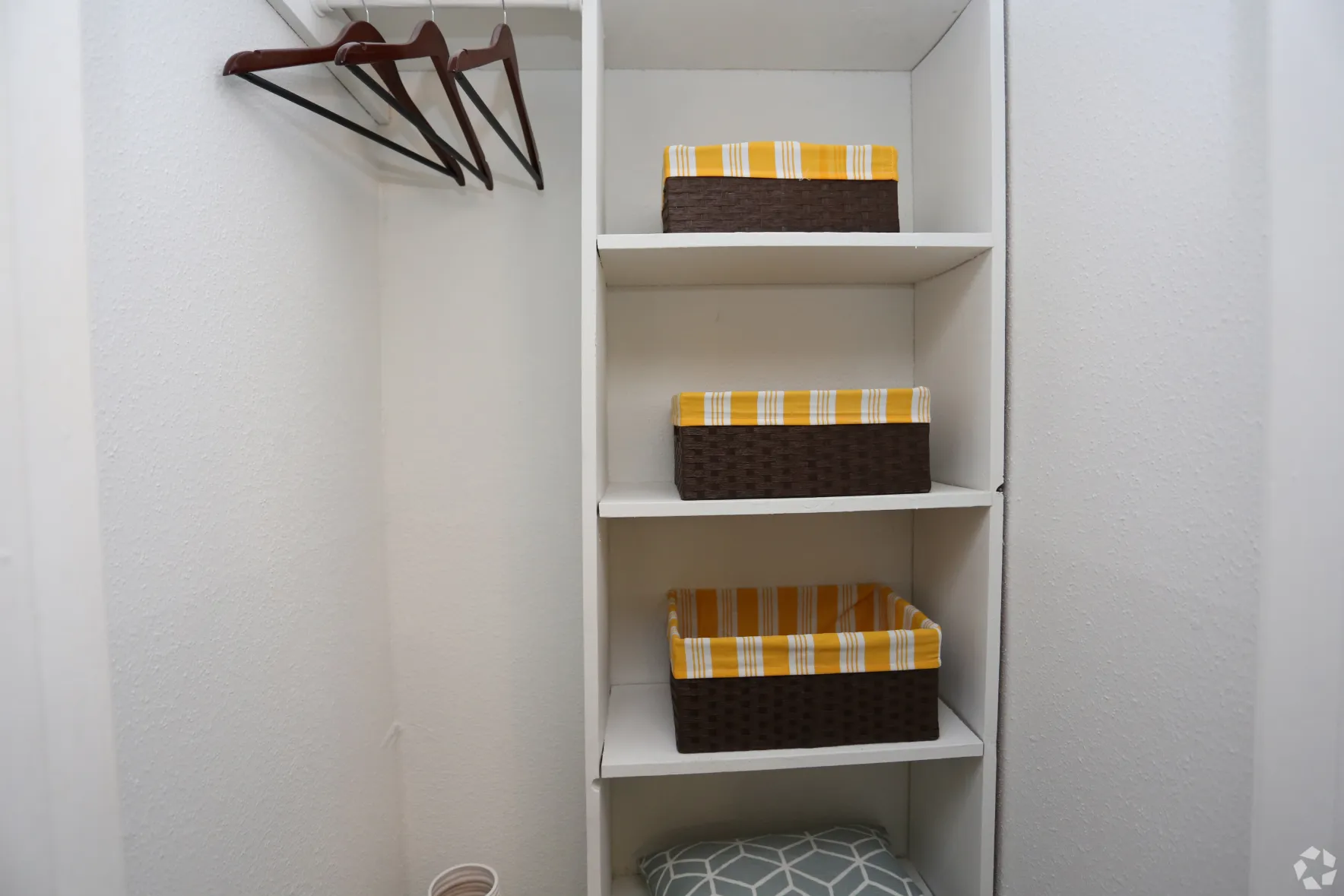walk in closet with shelves