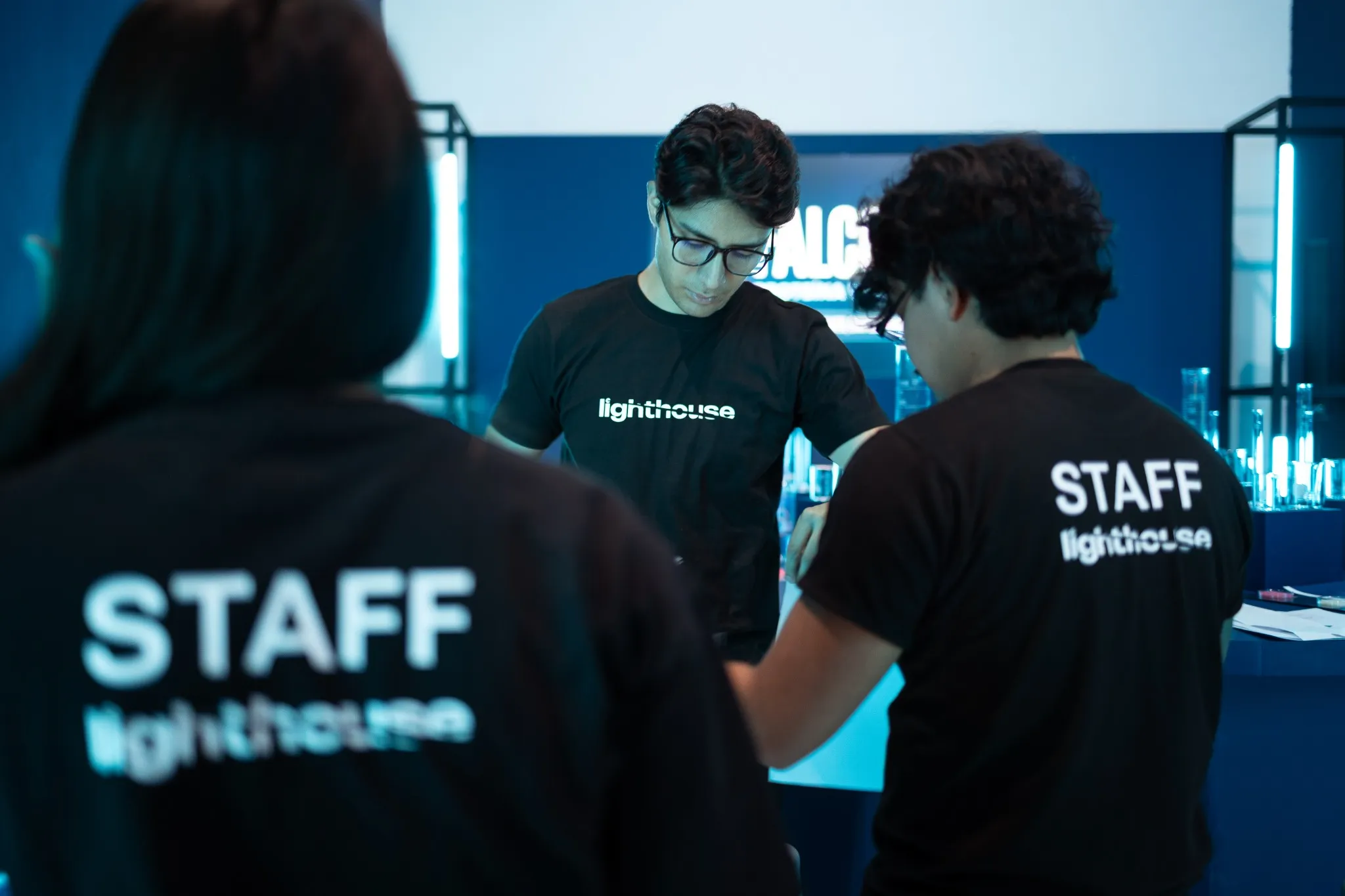 Equipo Lighthouse trabajando en producción