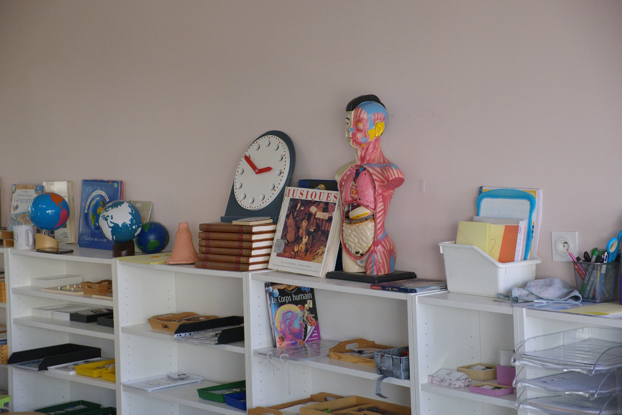 Une étagère de l'école