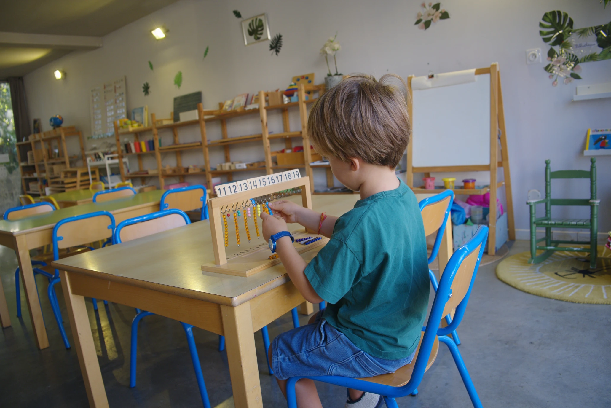 Un élève faisant un atelier de mathématique