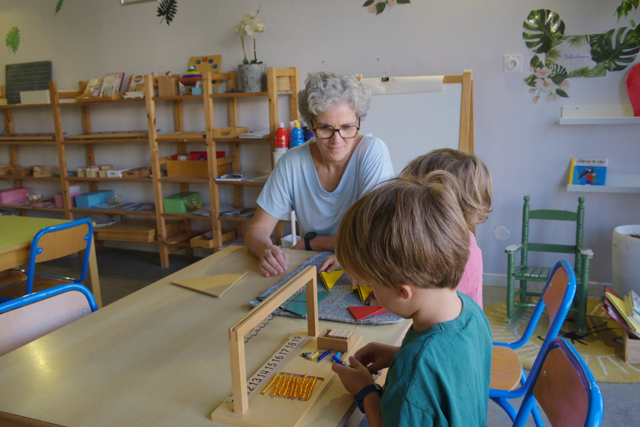 Deux élèves avec une institutrice