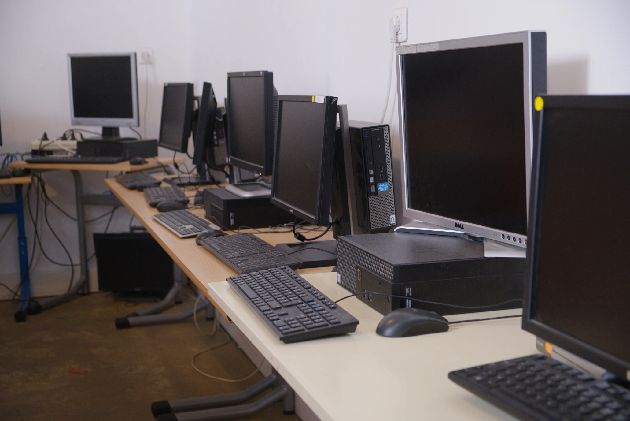 Des postes d'ordinateurs