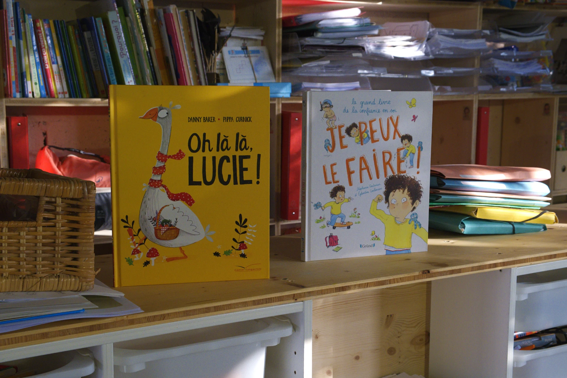 Deux livres sur une étagère de l'école