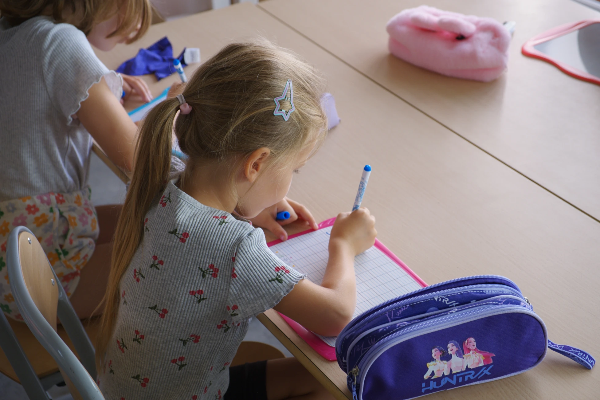 Une élève écrit sur son ardoise