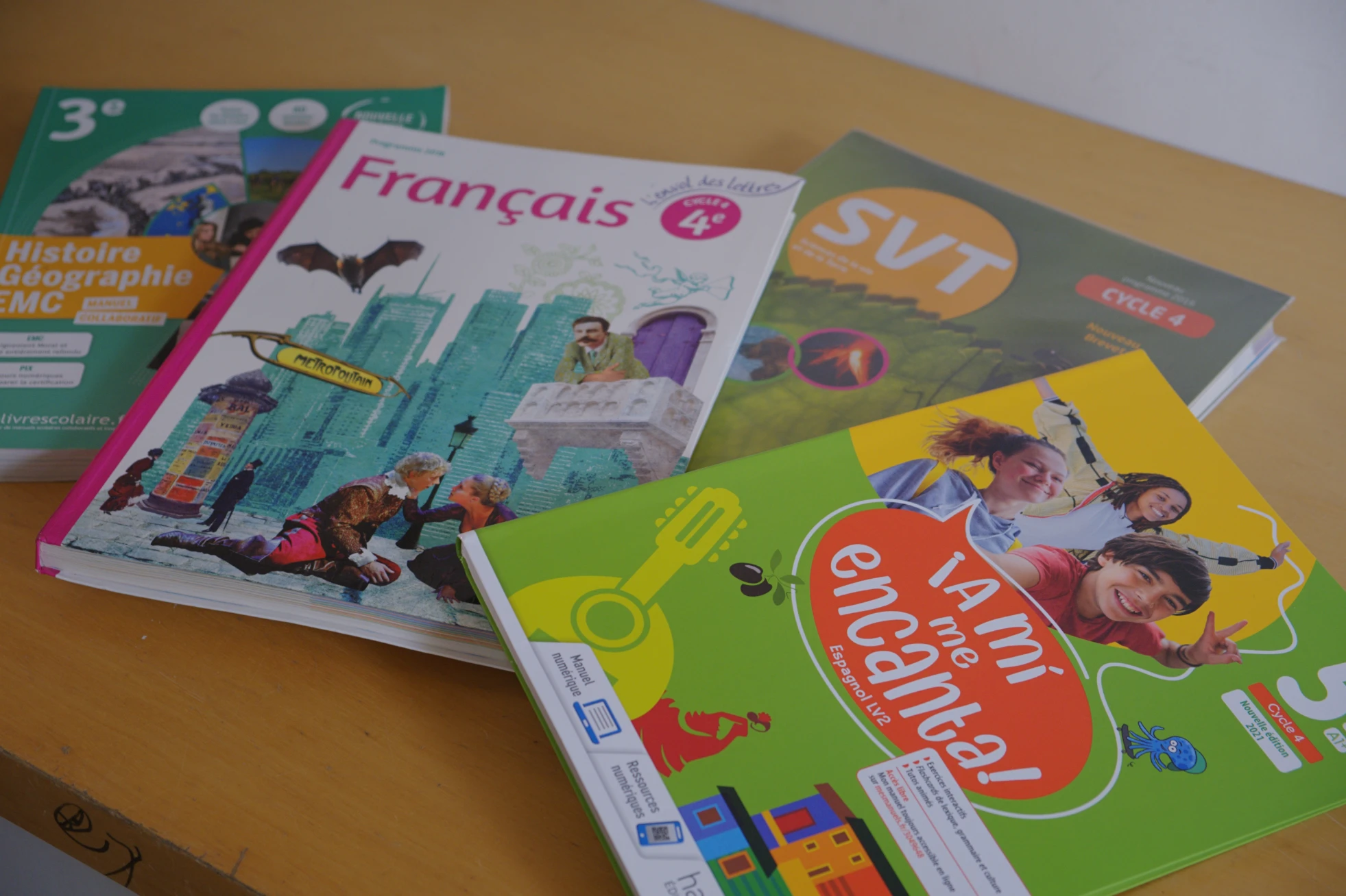 Des livres scolaires du collège avec au premier plan le livre d'espagnol