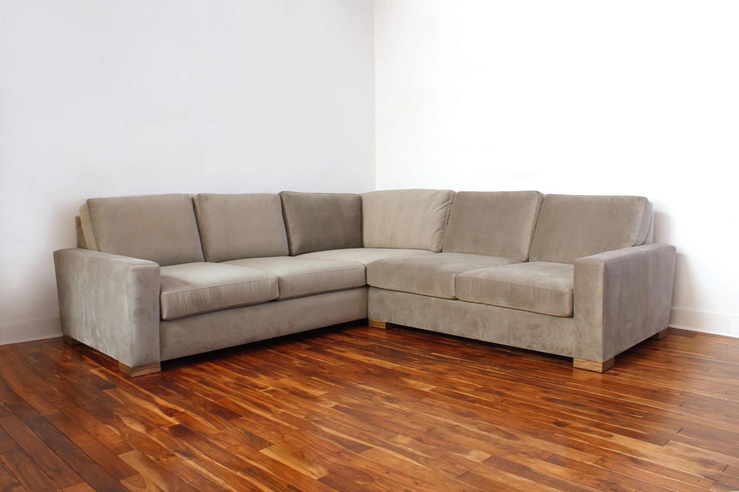 Maxwell sectional bella