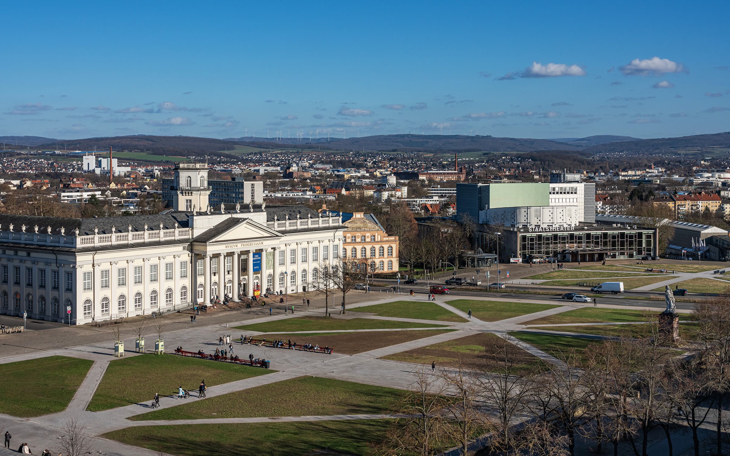 Friedrichsplatz in Kassel mit Museum Fridericianum und Staatstheater. Foto: A.Savin, Wikipedia (FAL).