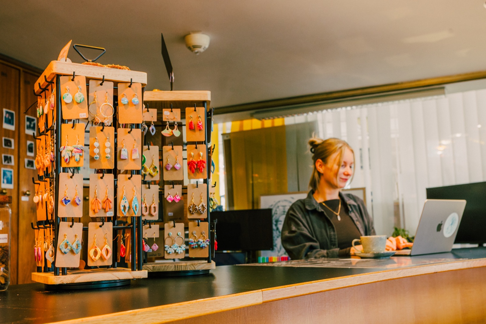 Rezeption im Kulturhotel Hessenland Kassel mit Ohrring-Ständer und Mitarbeiterin am Laptop