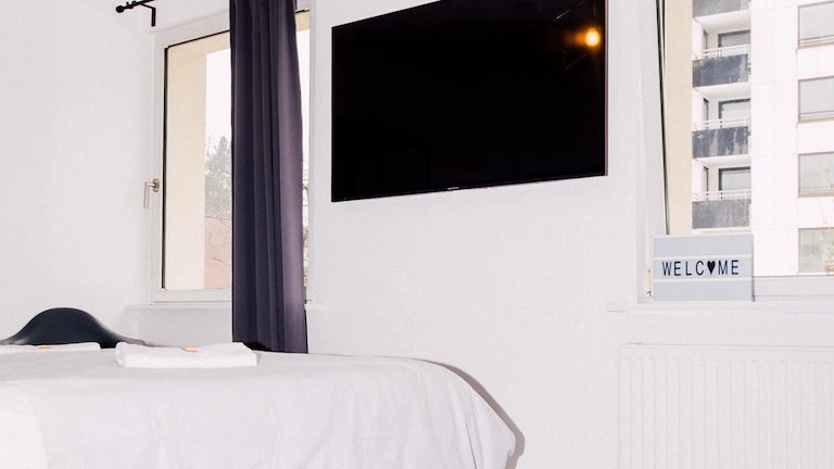 Zimmer Small mit Flatscreen und Fensterblick im Boutiquehotel Palmenbad Kassel