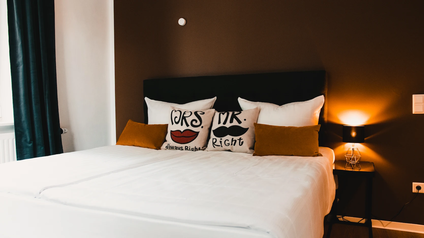 Zimmer Medium mit warmem Nachtlicht und Mr-and-Mrs-Kissen im Boutiquehotel Palmenbad Kassel