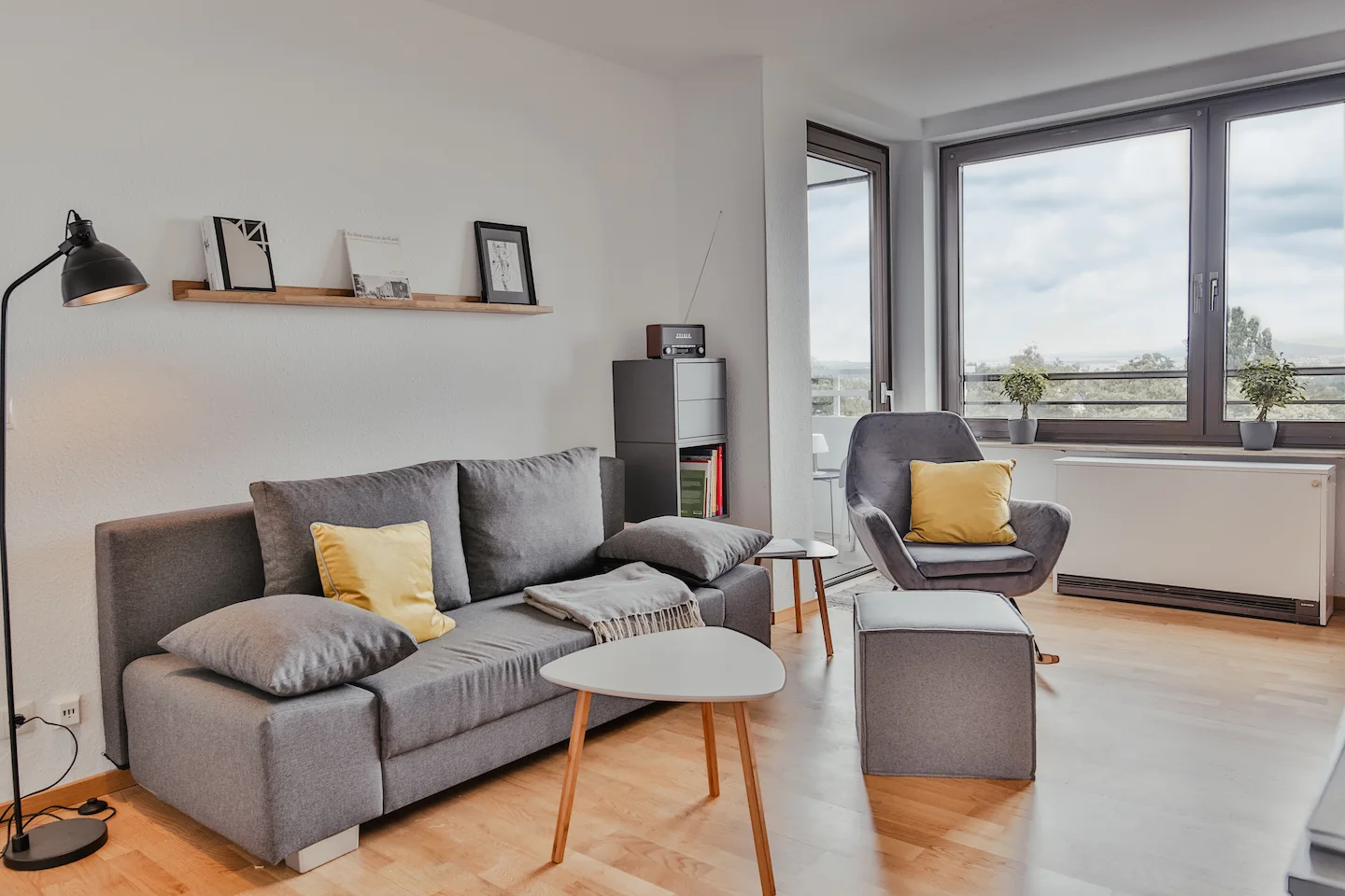 Apartment Wohnzimmer mit Sofa und Balkonblick im Boutiquehotel Palmenbad Kassel