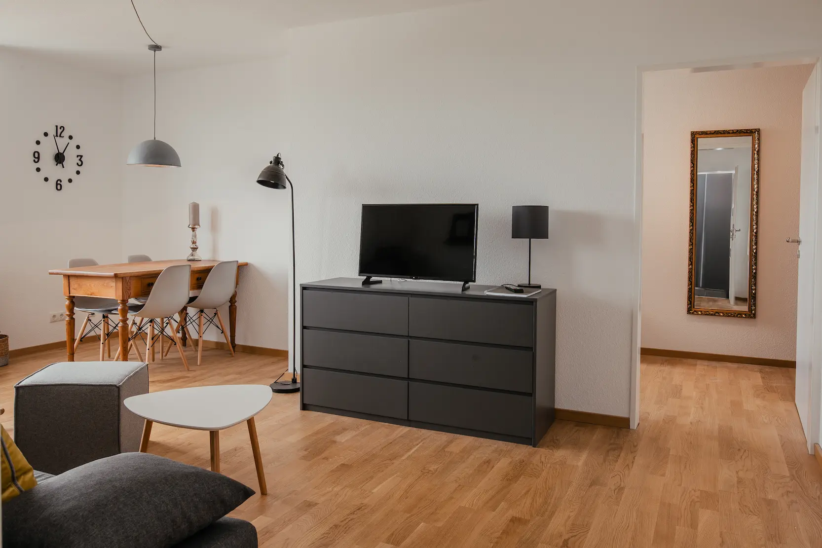 Apartment Wohn-Essbereich mit Esstisch und TV im Boutiquehotel Palmenbad Kassel