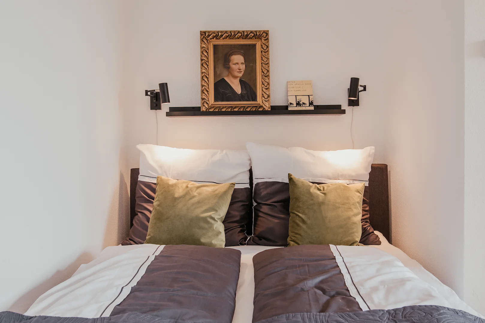 Apartment Schlafbereich mit Doppelbett und Leselampen im Boutiquehotel Palmenbad Kassel