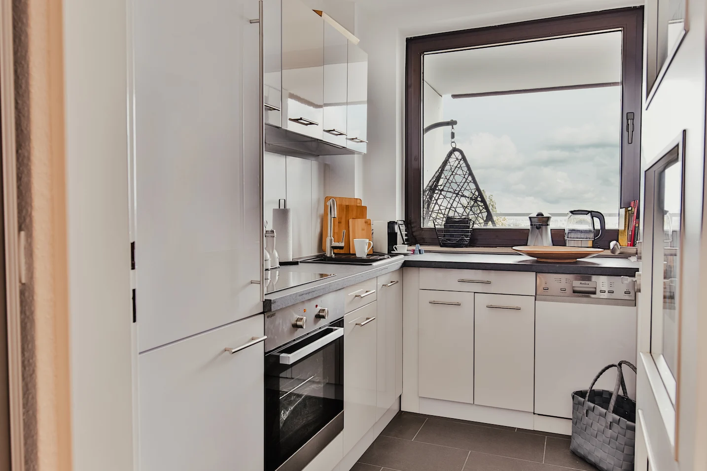 Apartment Küche mit Herd und Balkonfenster im Boutiquehotel Palmenbad Kassel