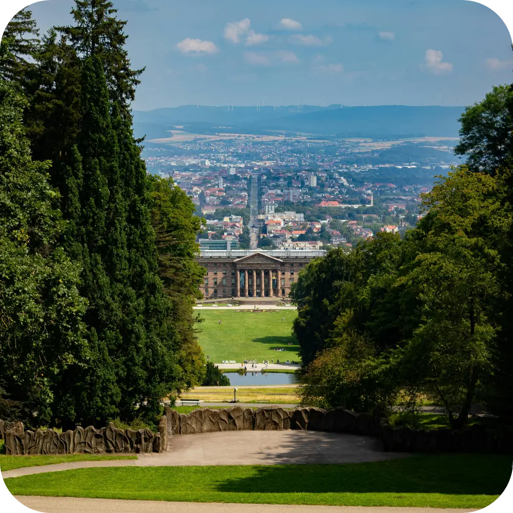 Blick vom Bergpark Wilhelmshöhe auf Schloss und Stadt Kassel – nahe Boutiquehotel Palmenbad