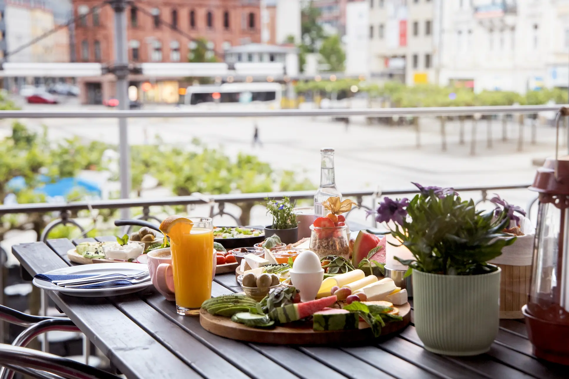 Frühstück auf dem Balkon mit Blick auf den Kleinen Markt im Hotel Kleiner Markt Saarlouis