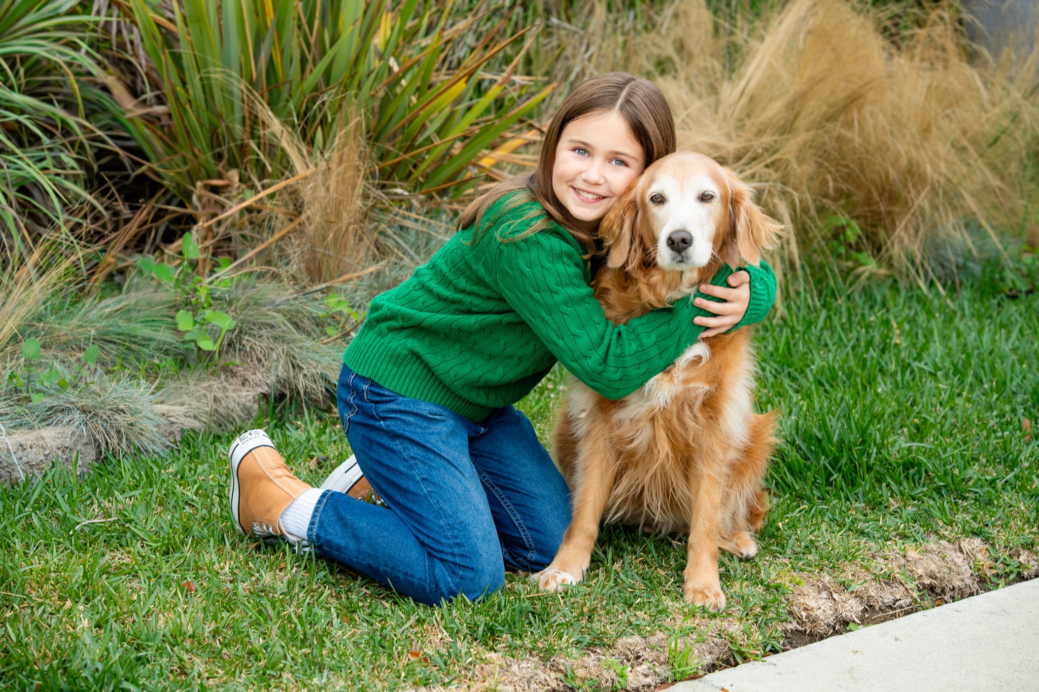 Caroline Brauner hugging a golden retriever who sits perfectly.