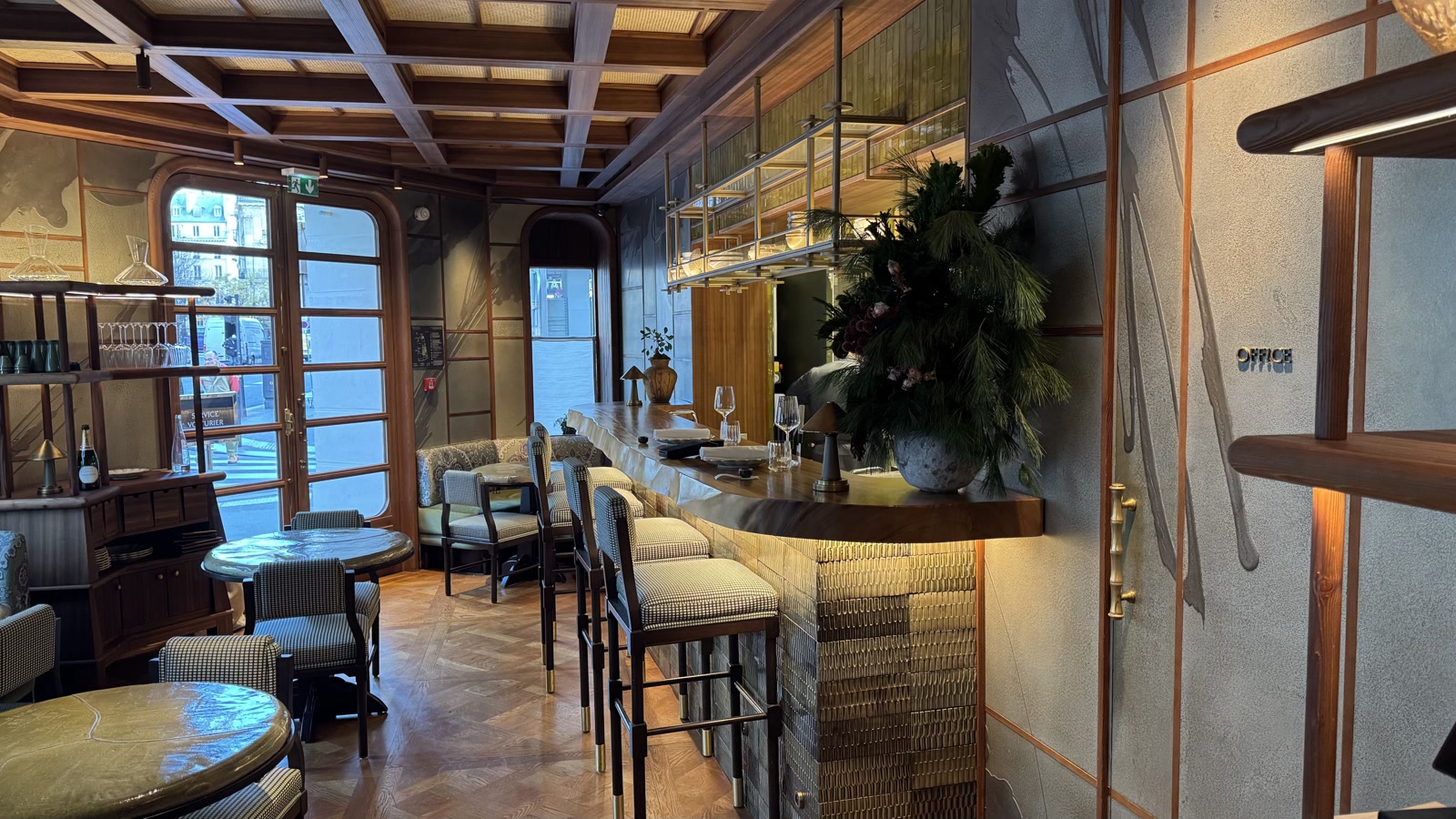 Salle du restaurant La Cour à Paris 11 avec bar élégant, cuisine ouverte et ambiance chaleureuse