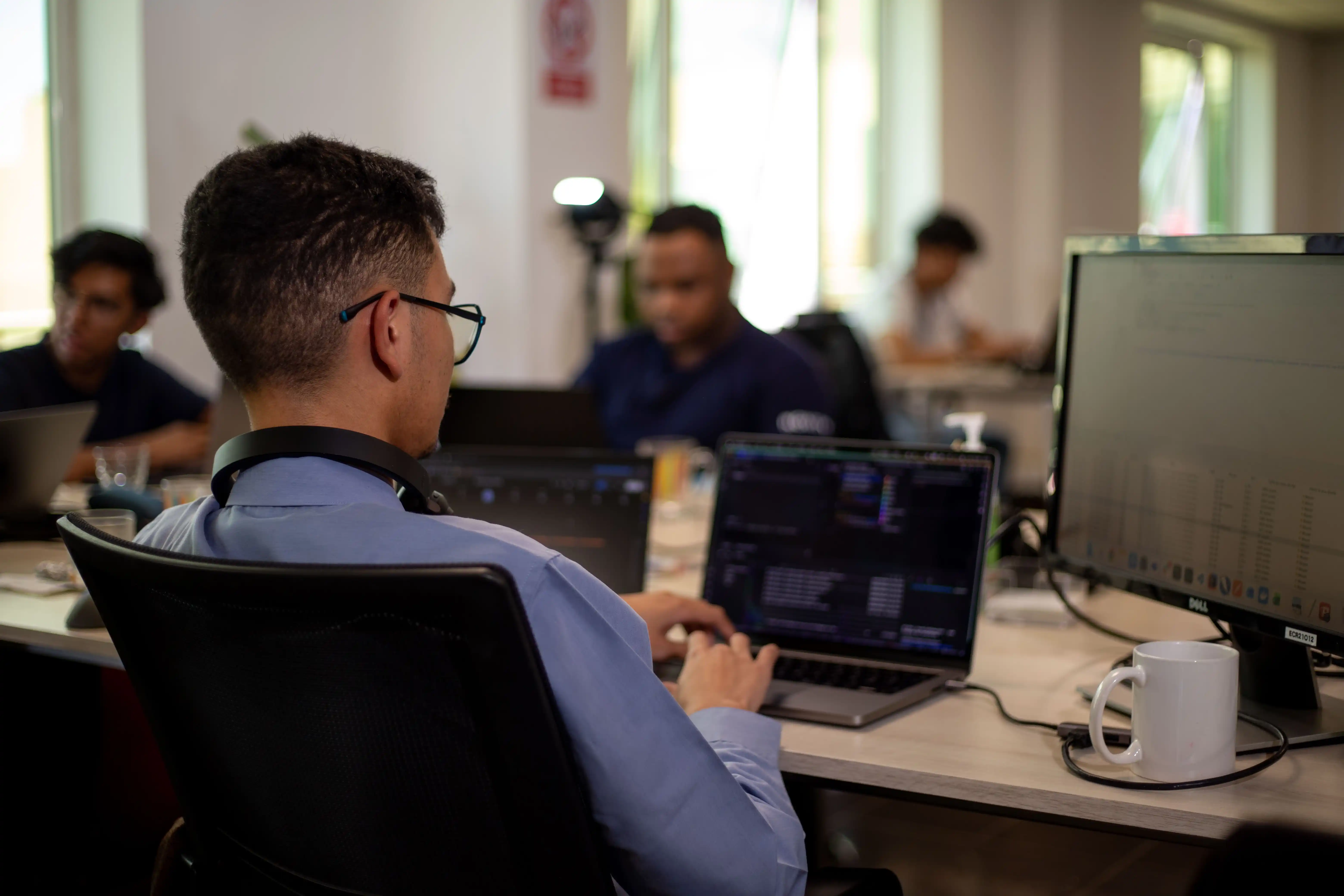 Ingénieurs Novity collaborant sur un projet de sous-traitance et d'outsourcing IT à Madagascar