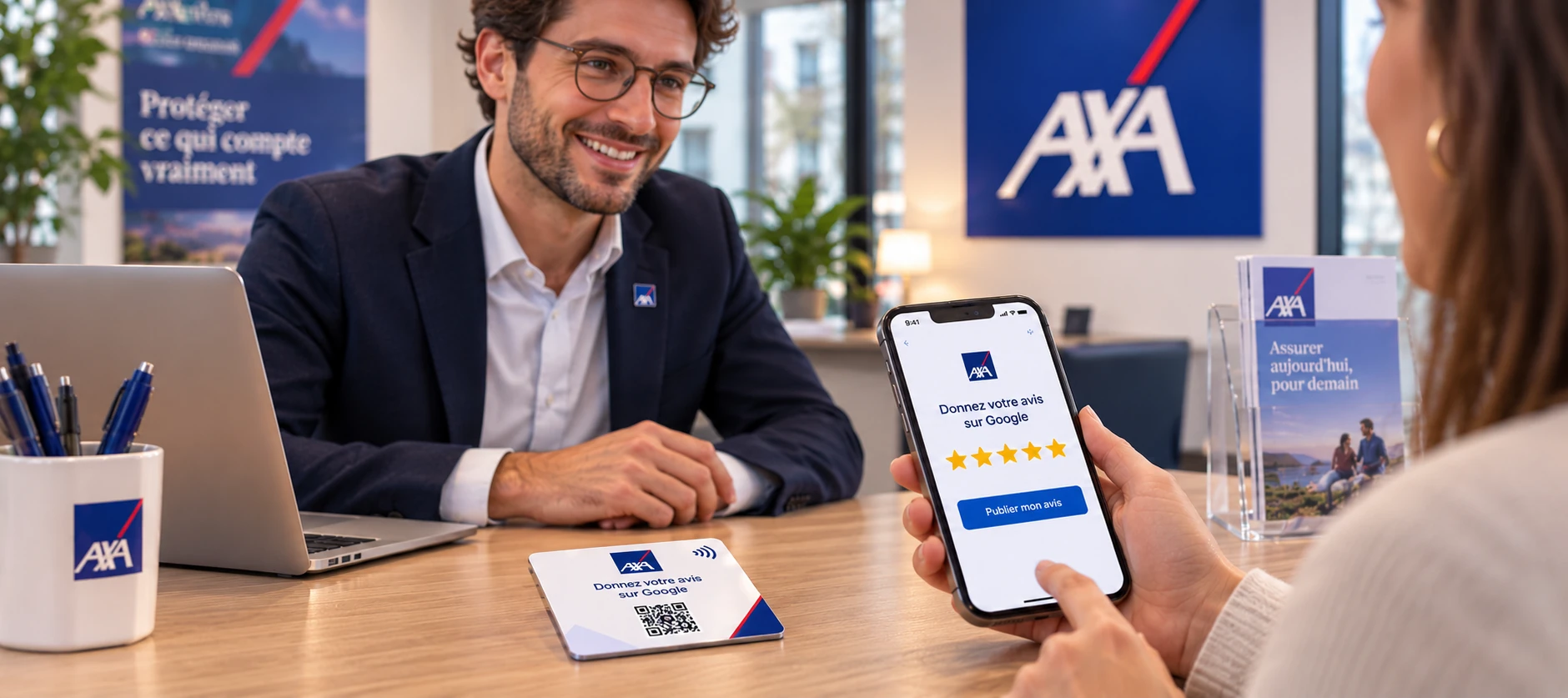 Plaque NFC avis Google dans une agence d’assurance