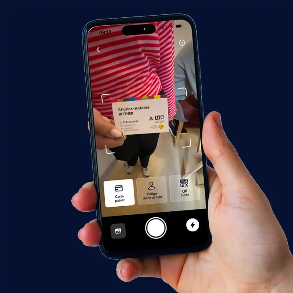 Scan d'une carte de visite papier avec l'application WEMET pour enregistrer automatiquement un contact.