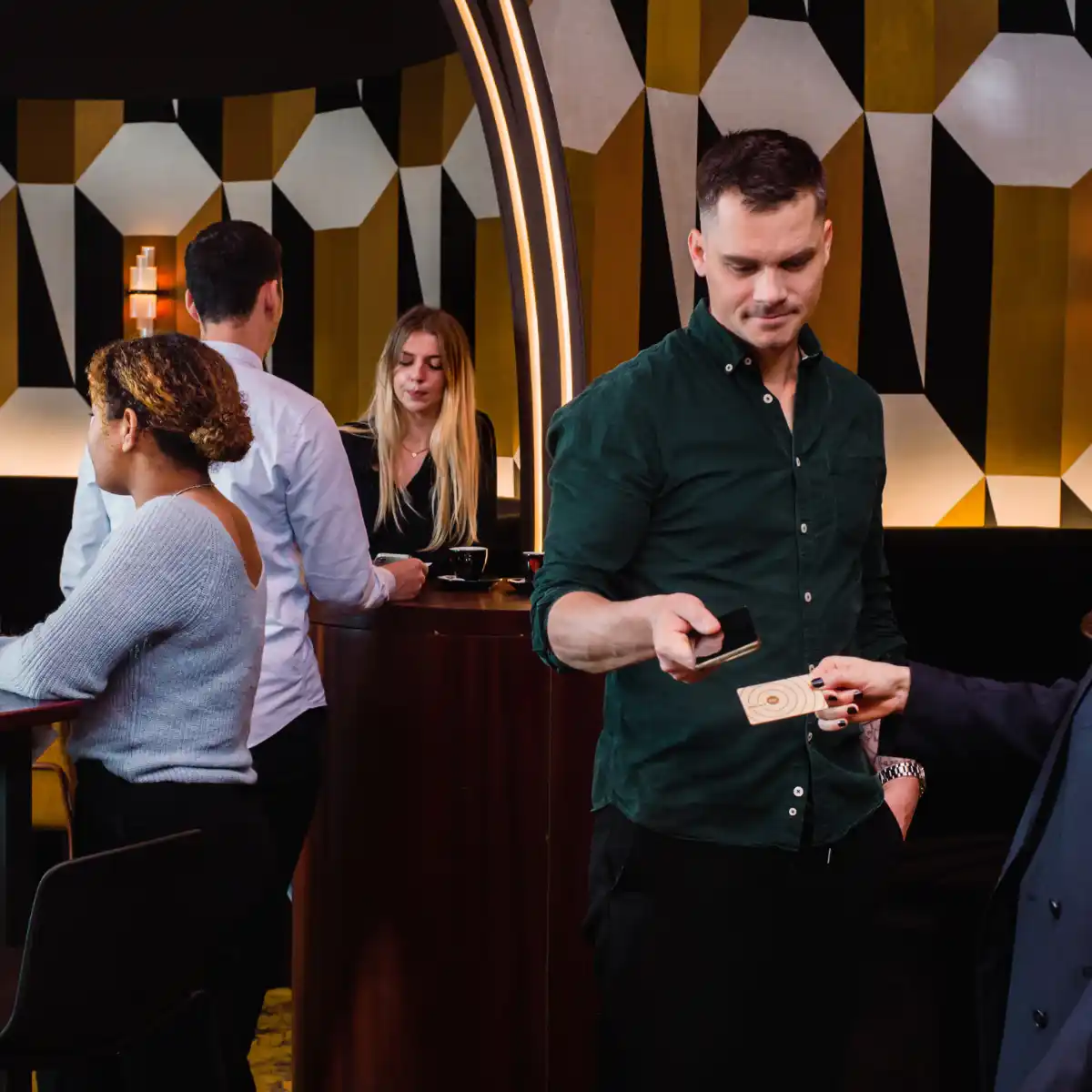 Échange de coordonnées professionnelles avec une carte de visite connectée WEMET lors d'un événement networking.