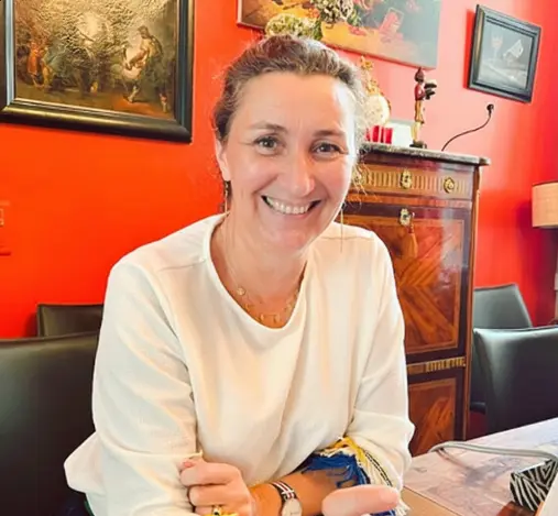 Portrait professionnel de France de Heere, fondatrice de l'Atelier du Savoir-Vivre, experte en étiquette française et savoir-vivre.