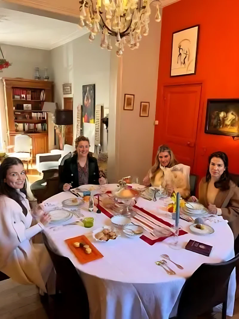 Groupe de participants en situation réelle d'apprentissage des arts de la table lors d'un atelier collectif organisé par l'Atelier du Savoir-Vivre.