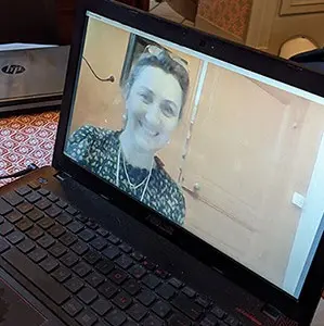 Formation au savoir-vivre en visioconférence animée par France de Heere, permettant un apprentissage de l'étiquette et de l'art de vivre à distance.