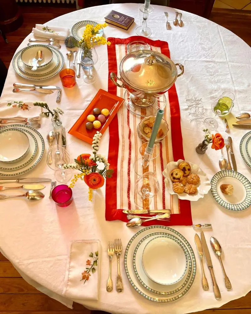 Table de réception élégante avec argenterie et vaisselle raffinée pour un atelier sur l'art de la table et les usages du dîner à Versailles.