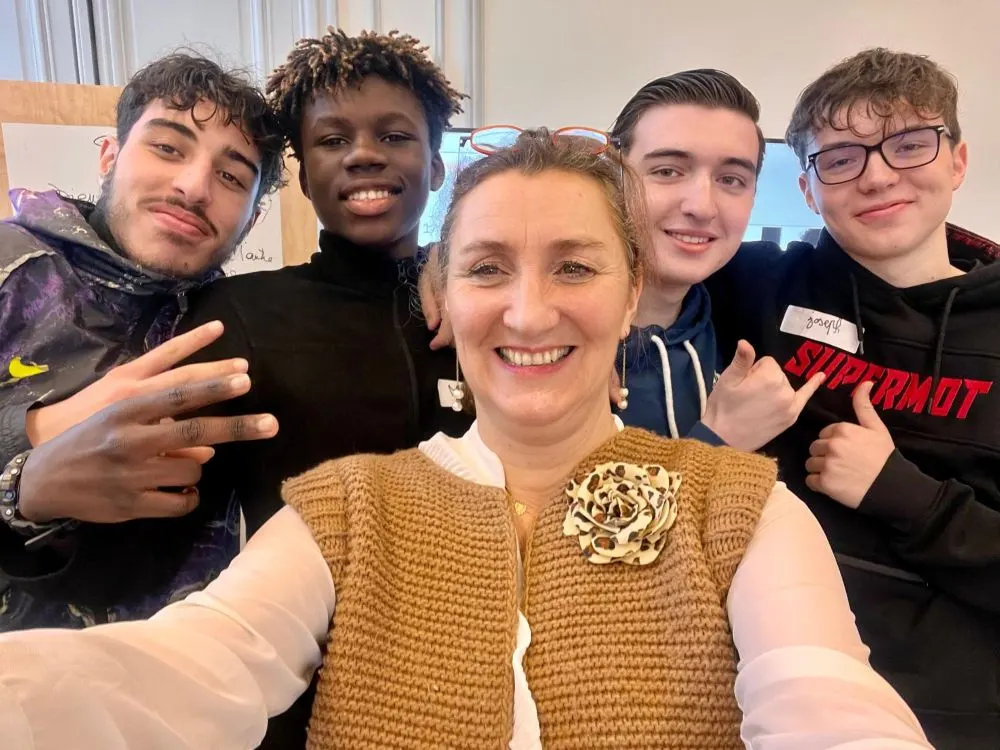 Photo de groupe en selfie de France de Heere avec des étudiants des Cordées de la Réussite après un atelier sur les codes de la vie professionnelle.