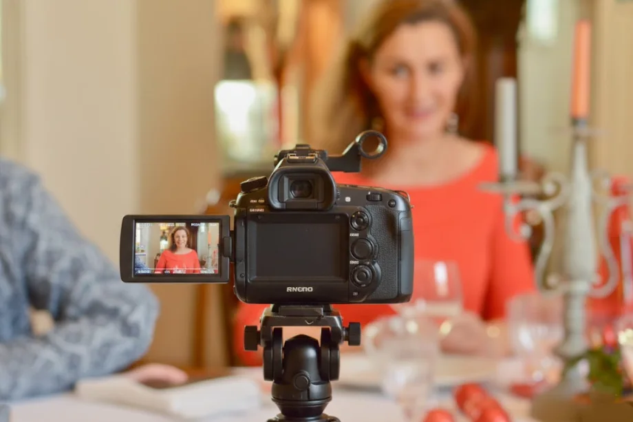 Suivez la masterclass digitale de France de Heere pour maîtriser les codes de l'élégance et du savoir-vivre français, où que vous soyez.