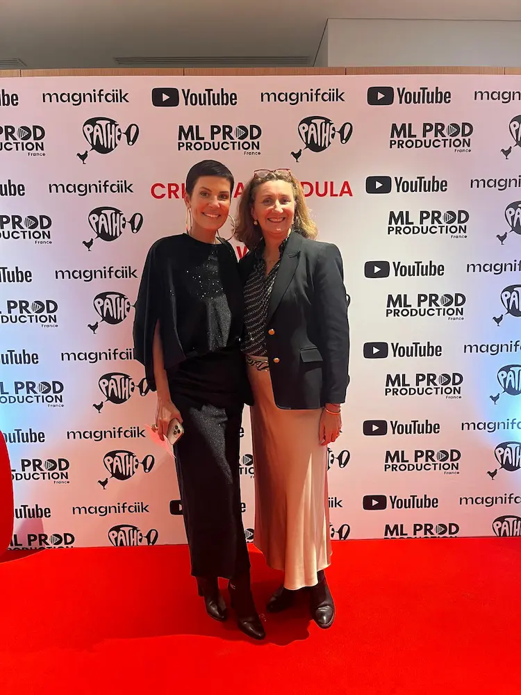 France de Heere et Cristina Cordula sur le tapis rouge lors d'un événement prestigieux à Paris.