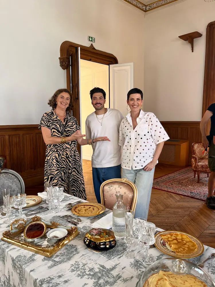 France de Heere enseigne l'art de recevoir et les codes du savoir-vivre à Cristina Cordula et son fils lors d'un tournage vidéo.