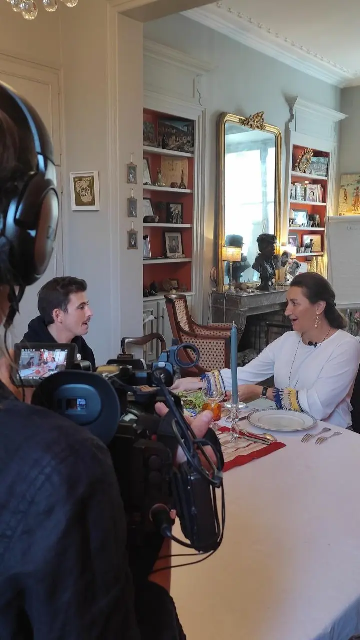 Coulisses du tournage avec France de Heere et Yoann Latouche sur l'étiquette et l'art de vivre.