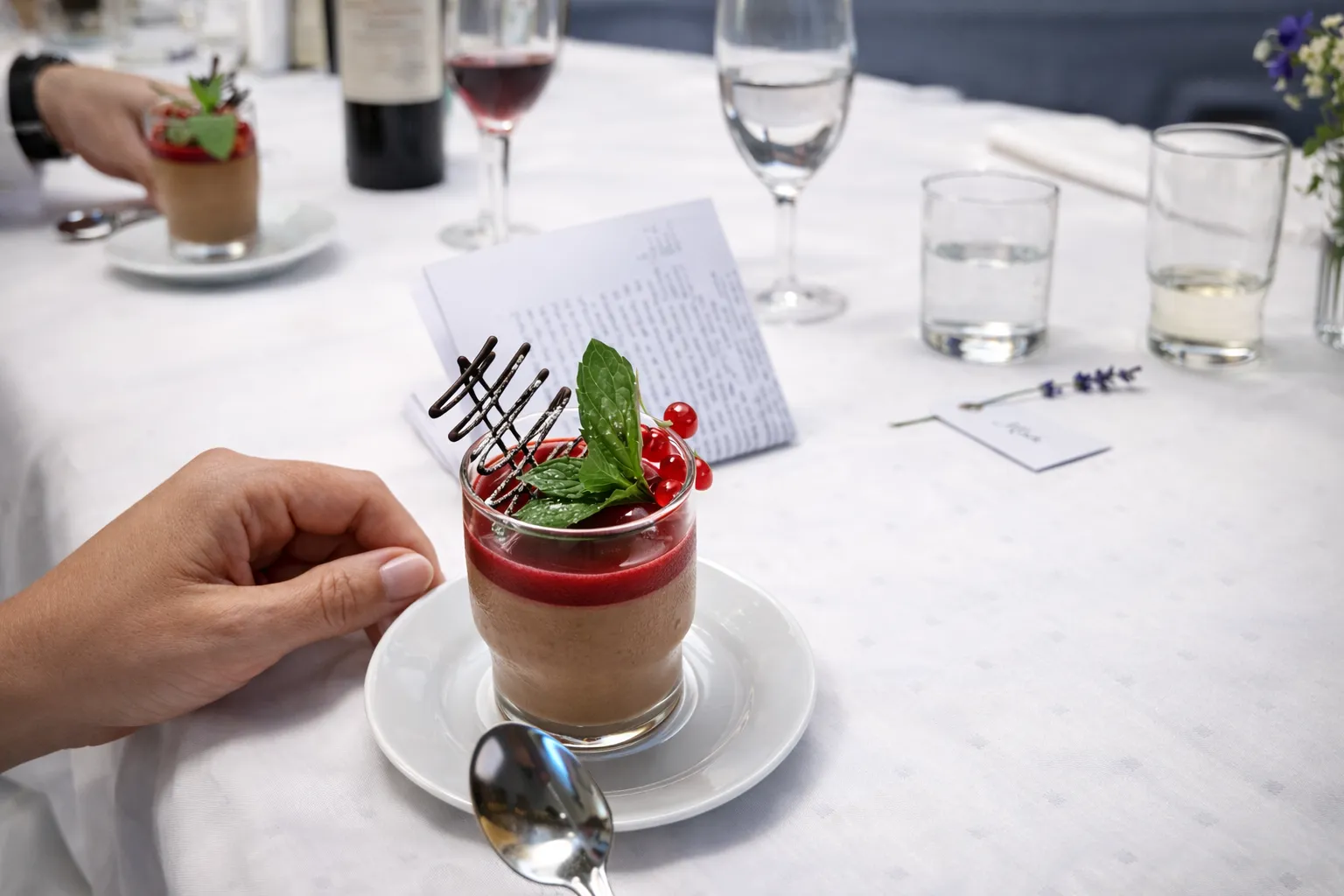 Hjemmelaget dessert servert i skolens matsal som del av variert kosttilbud