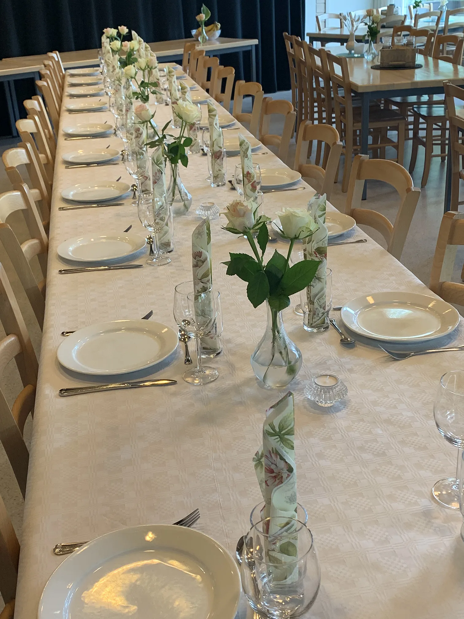 Pent dekket langbord klart til fellesmiddag og markering på internatet